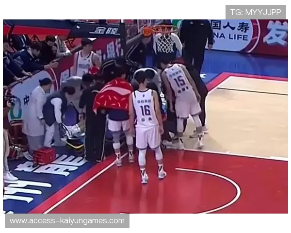 篮球运动员撞到广告牌