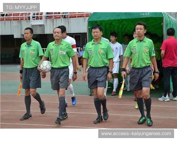 足球裁判职业发展路径详解，足球裁判的工作